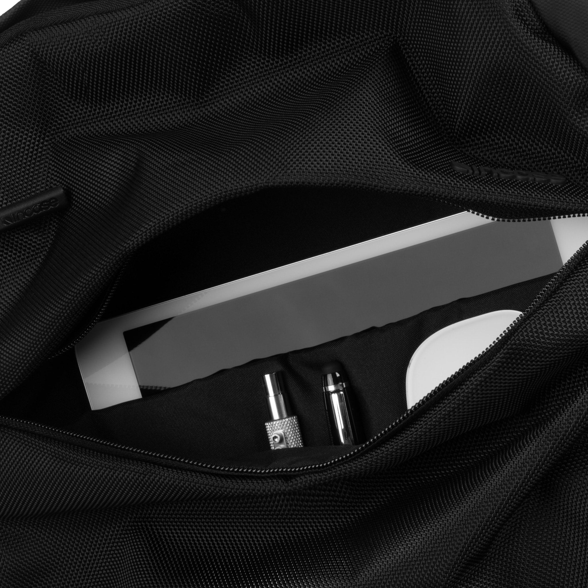 incase-city-compact-rucksack-18l-black-translucent-16-zoll-laptop image 6