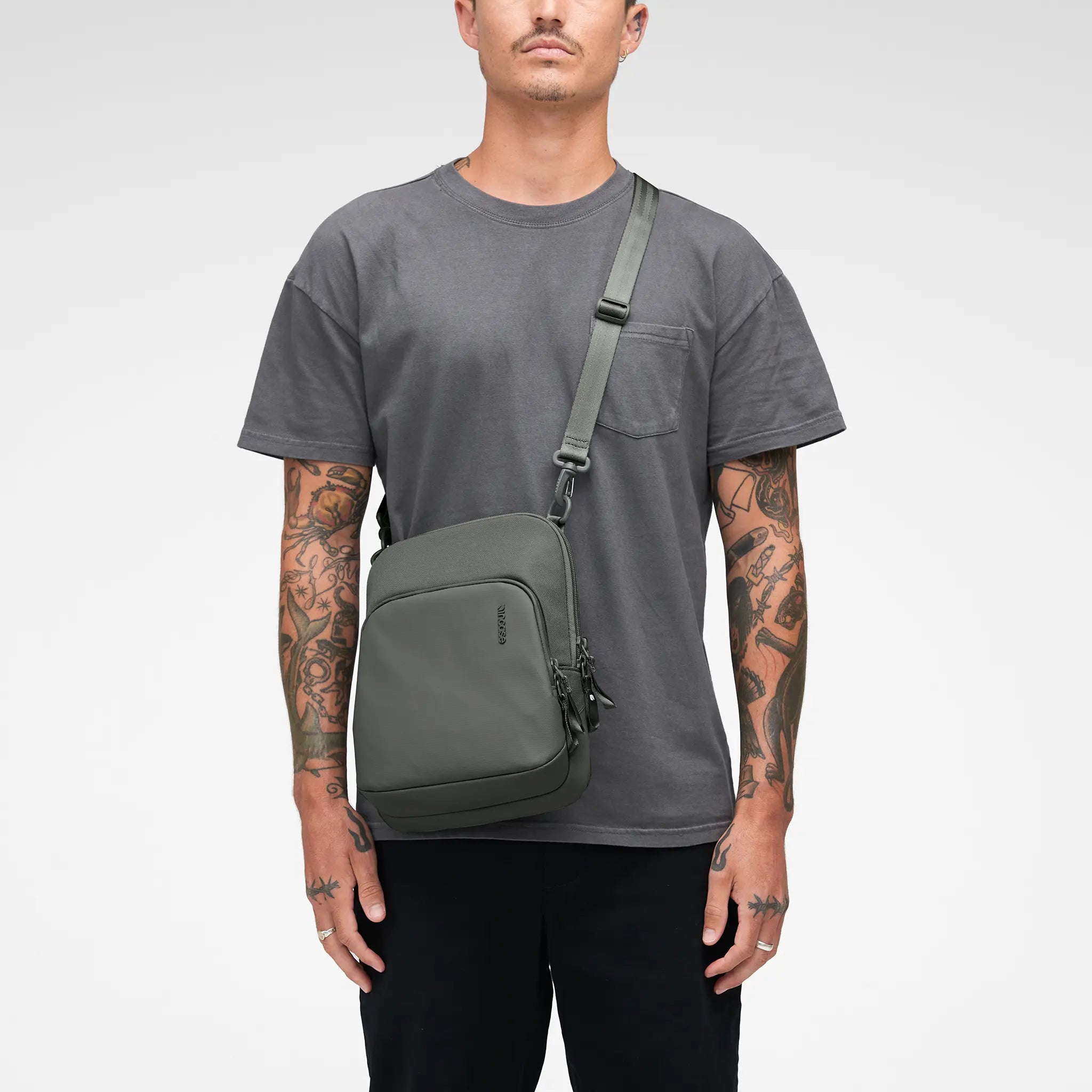incase-a-r-c-crossbody-bag-umh-ngetasche-schwarz-11-zoll image 2
