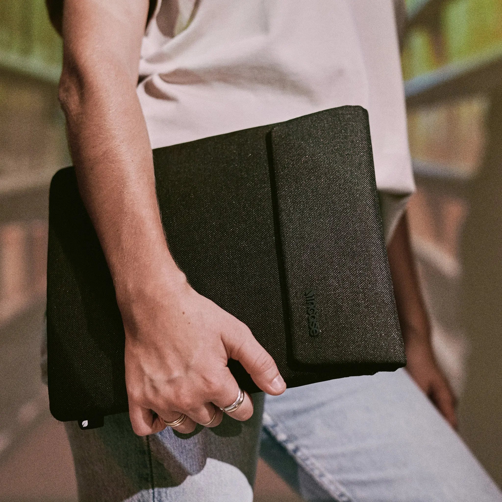 incase-crosstown-sleeve-11-zoll-tablet-h-lle-schwarz-ykk image 6