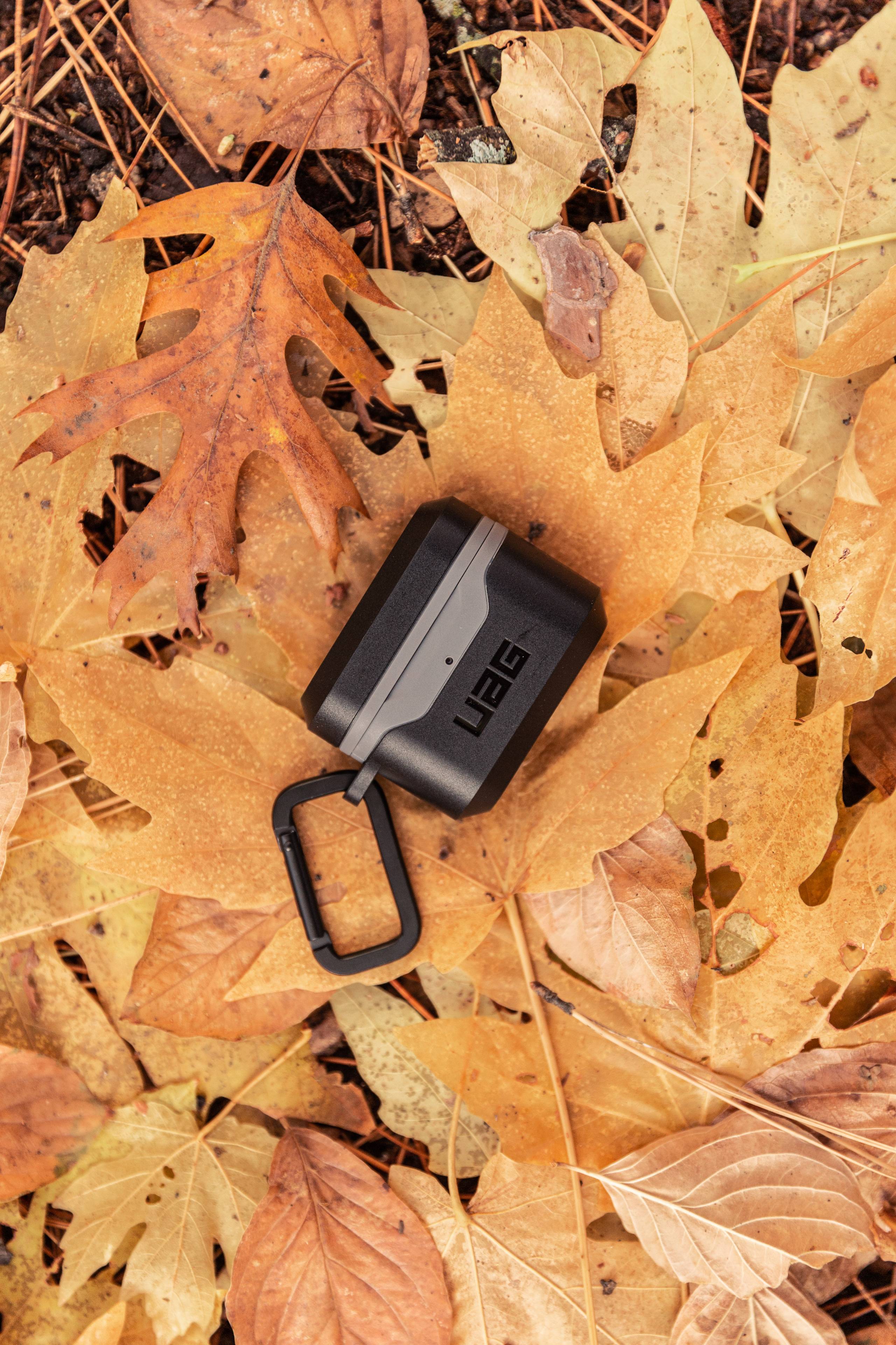 uag-standard-issue-airpods-1-2-hard-case-schwarz-karabiner image 2