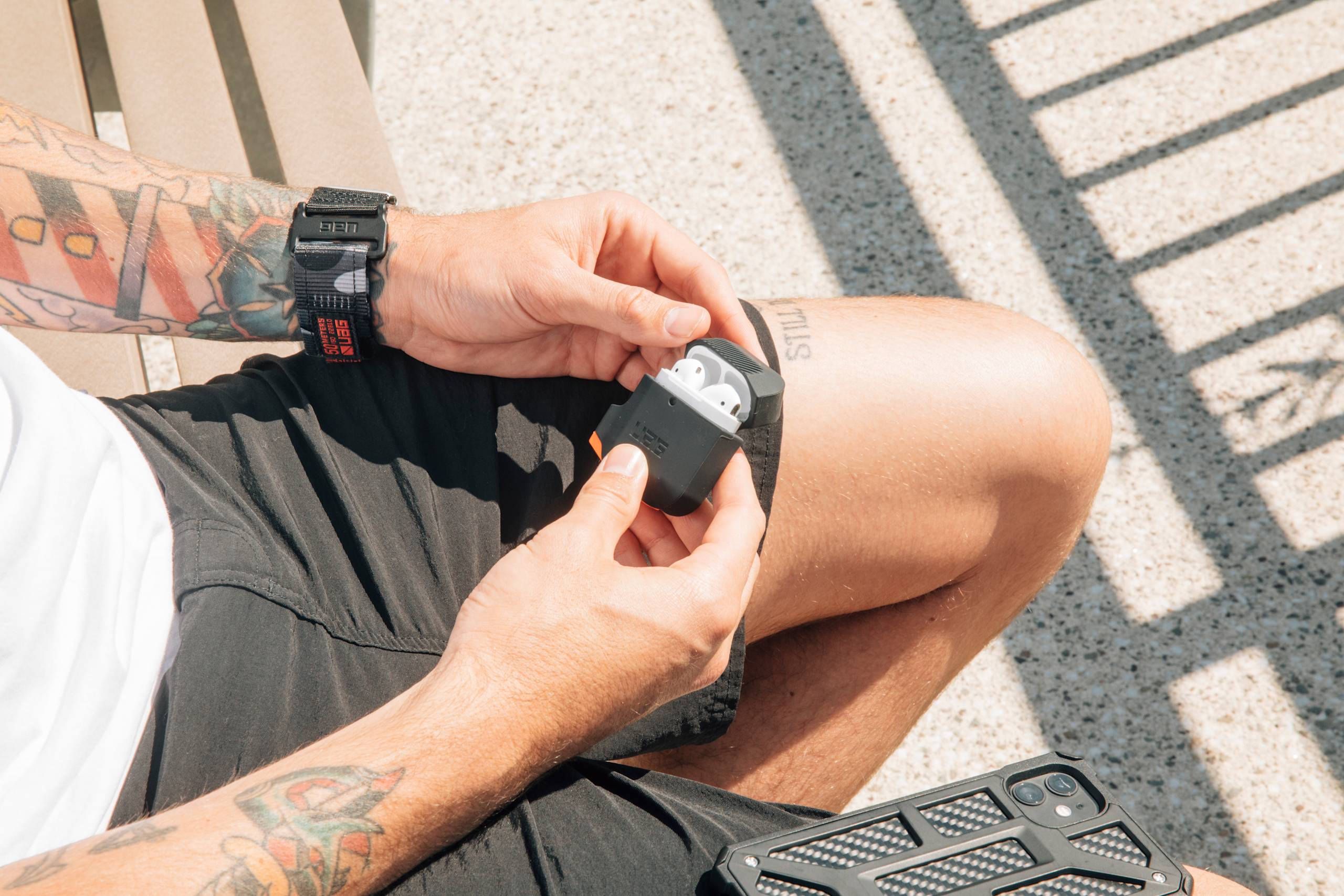 uag-scout-apple-airpods-1-2-gen-silikonh-lle-schwarz-robust image 2