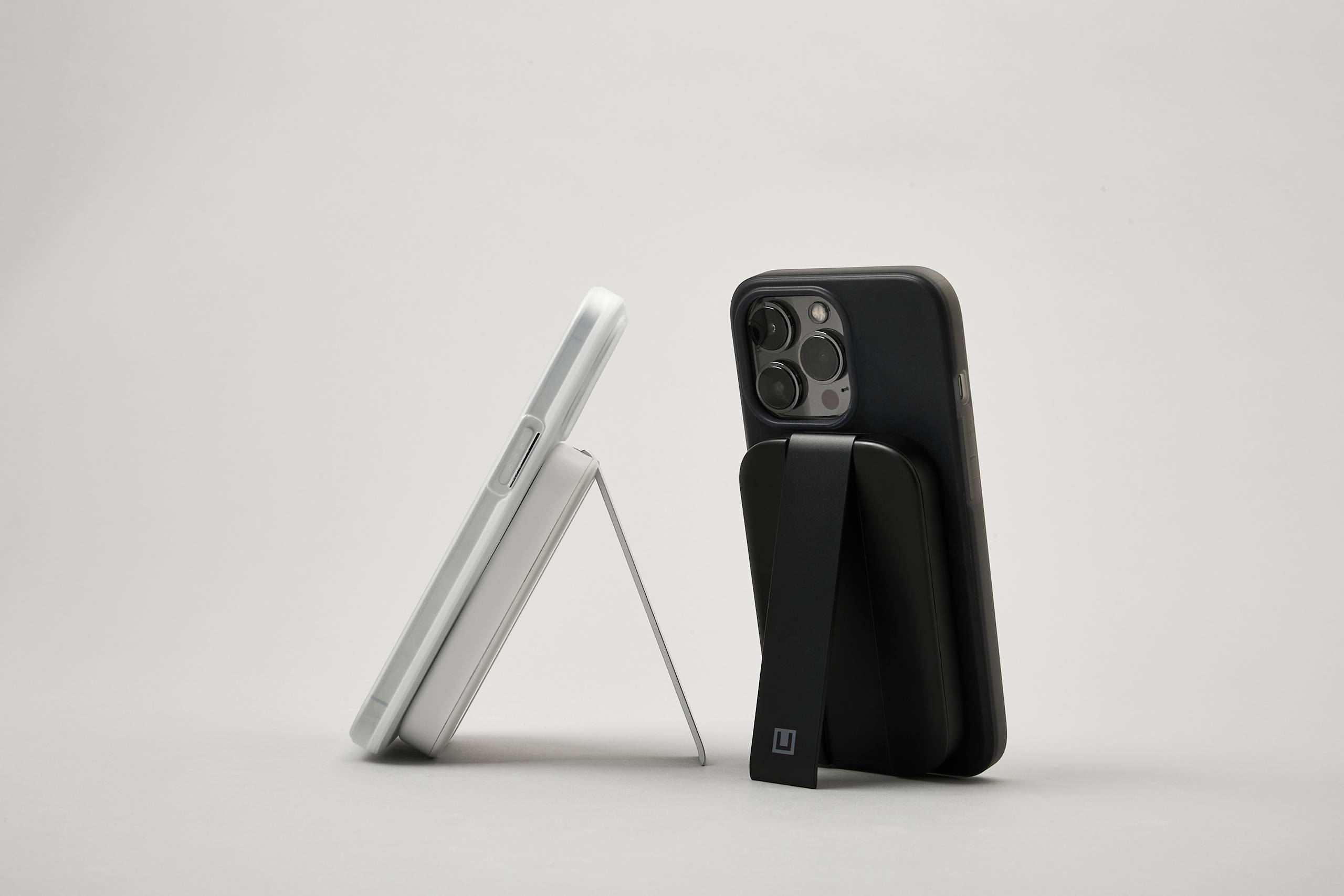 uag-lucent-power-kickstand-powerbank-4000-mah-magsafe image 6