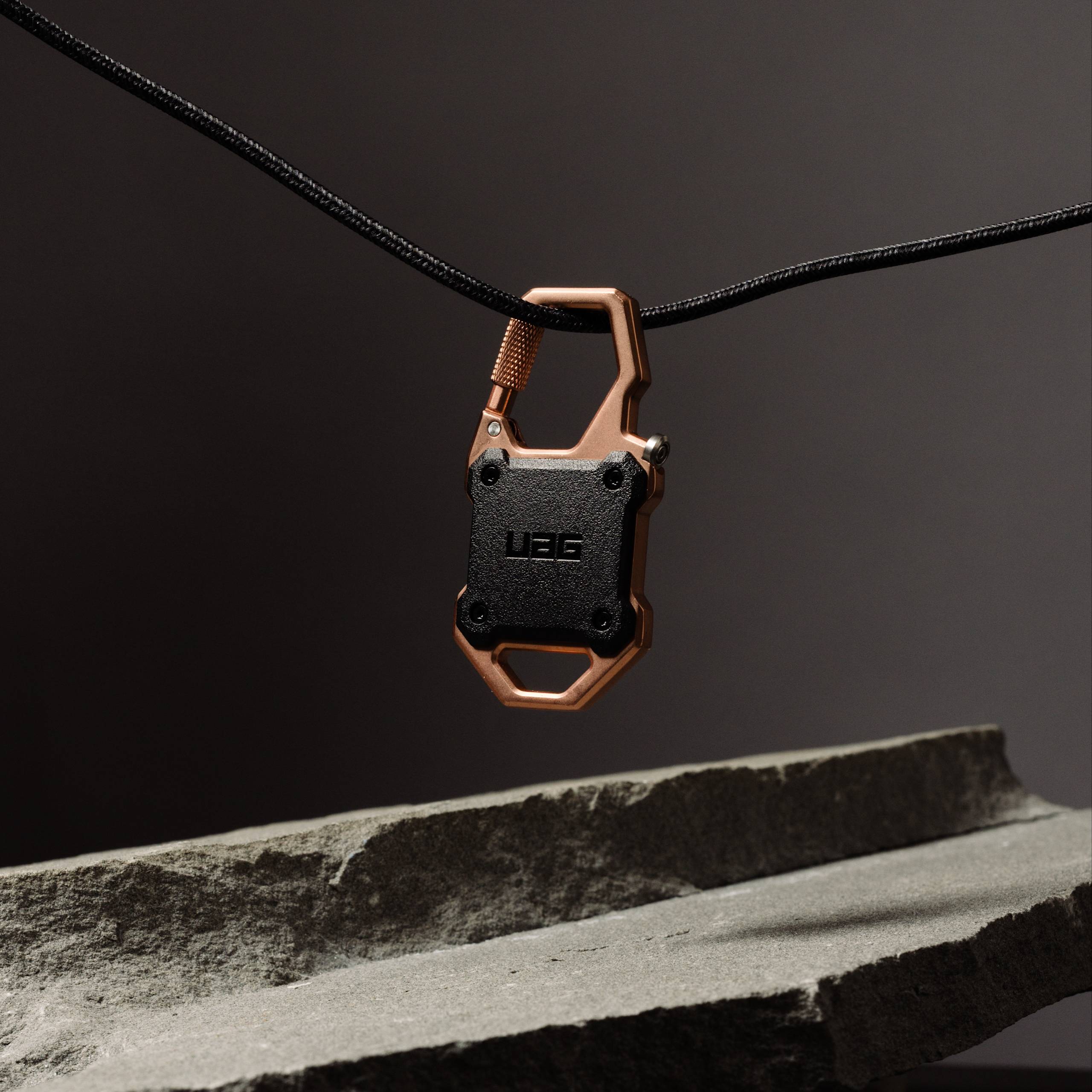 uag-monarch-airtag-anh-nger-h-lle-alu-mit-karabiner image 3
