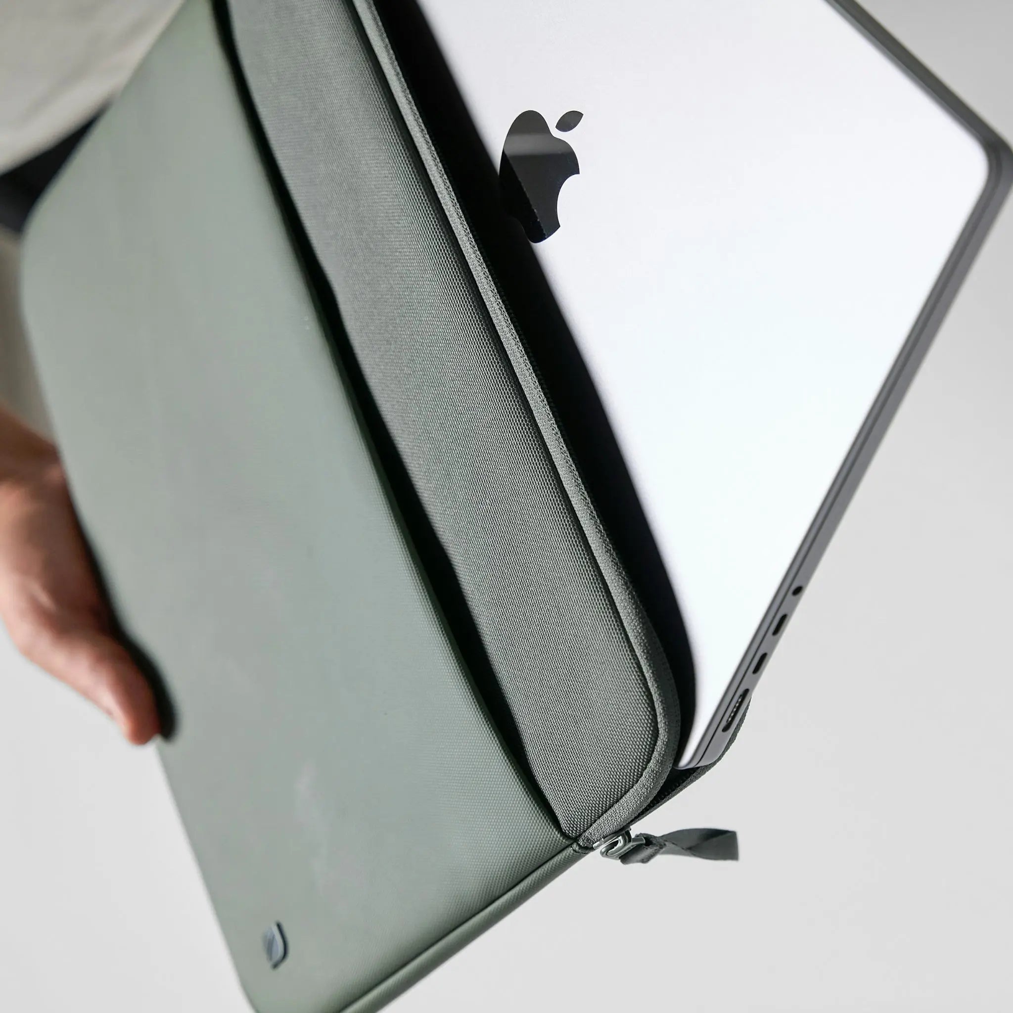 incase-a-r-c-sleeve-16-zoll-laptop-h-lle-schwarz-recycled image 7