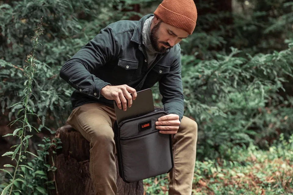 uag-mouve-shock-sleeve-lite-ipad-11-zoll-h-lle-mit-fach image 1