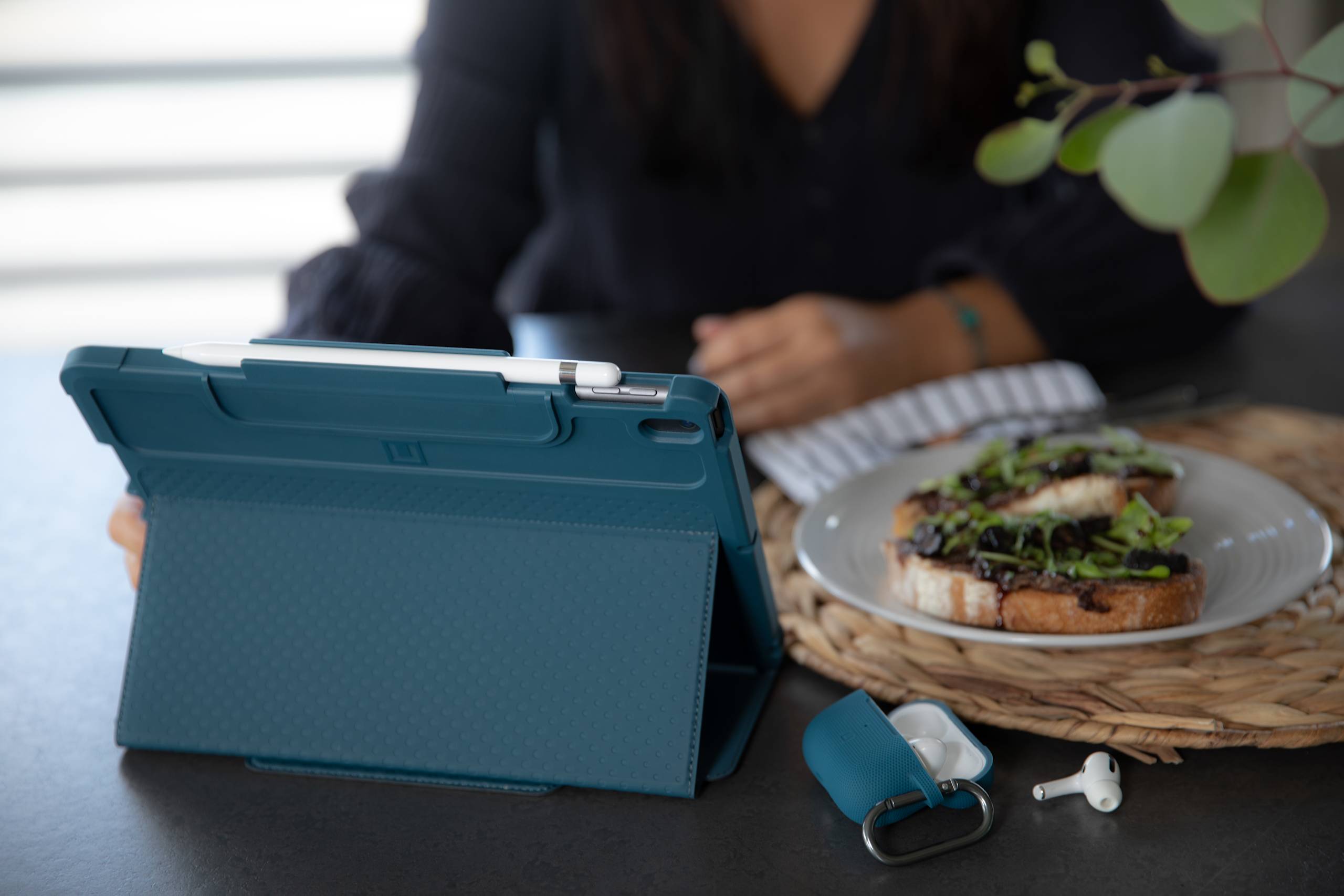 uag-dot-ipad-10-2-7-gen-2019-folio-h-lle image 6