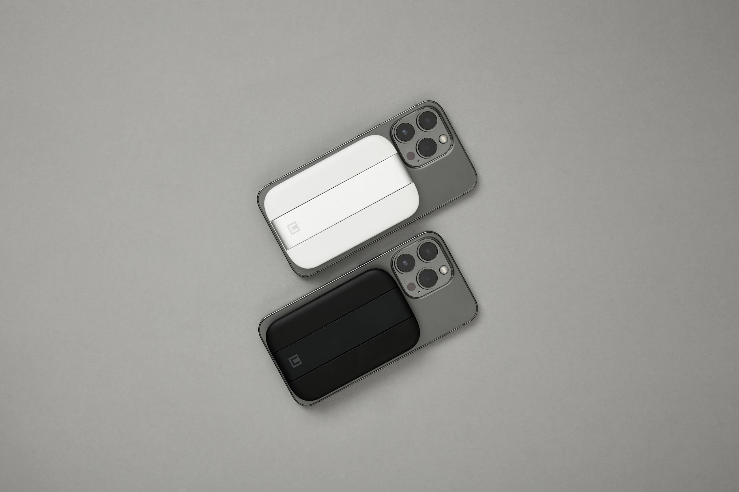 uag-lucent-power-kickstand-powerbank-4000-mah-magsafe image 8