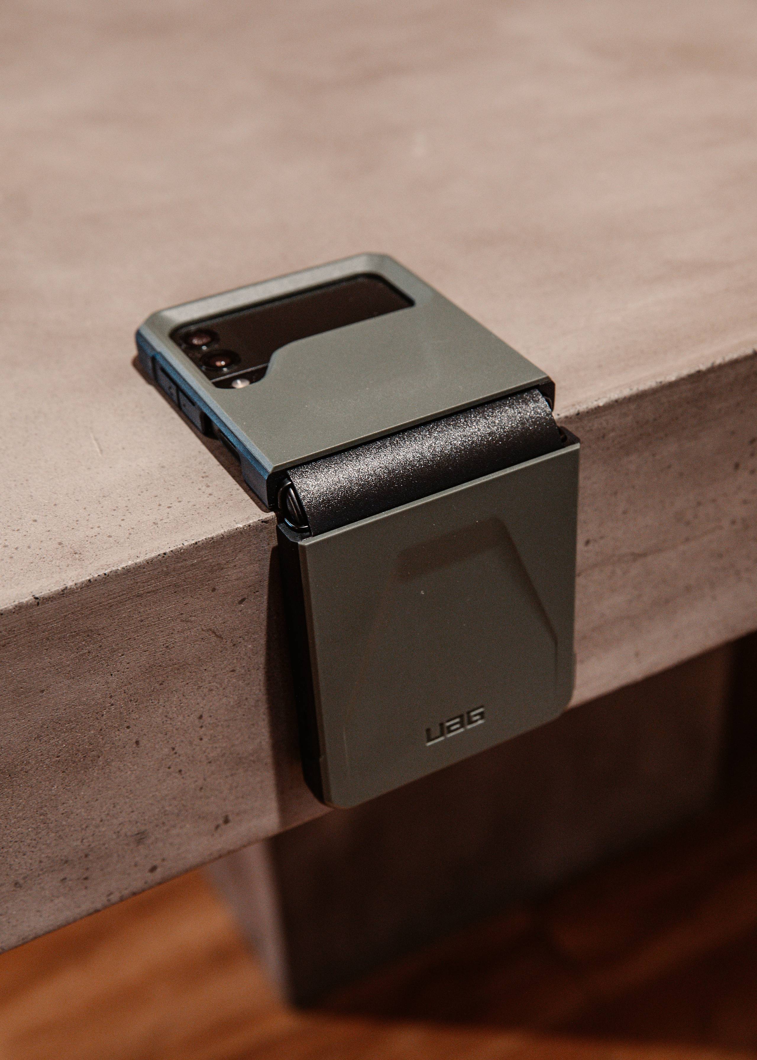 uag-civilian-galaxy-z-flip3-h-lle-schwarz-robust image 2