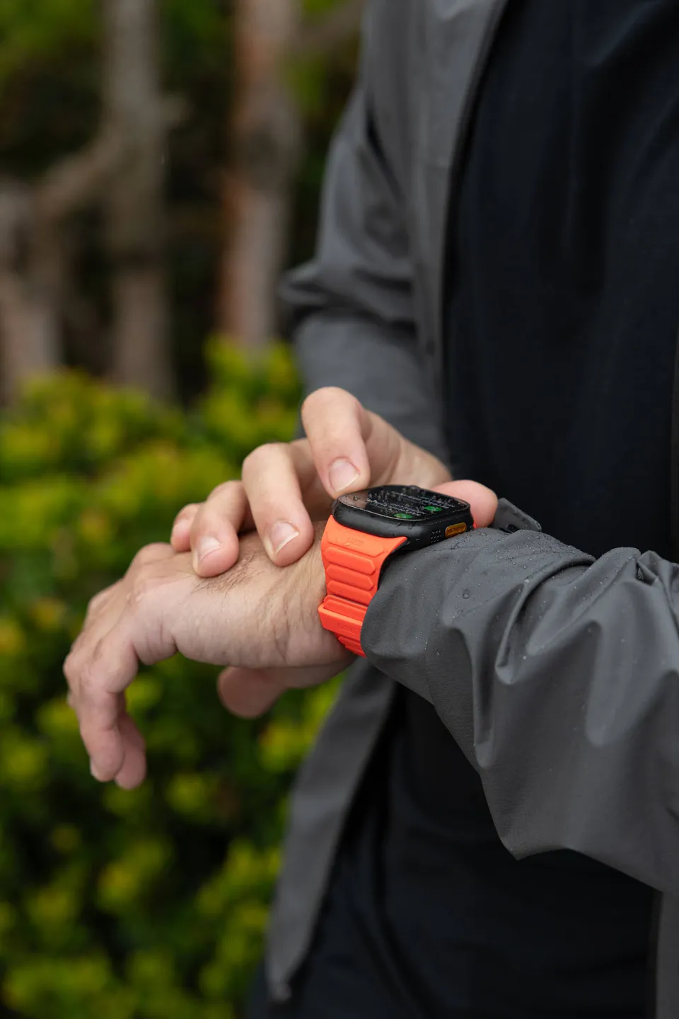 uag-pathfinder-apple-watch-armband-ultra-49mm-silikon-magnetisch image 1