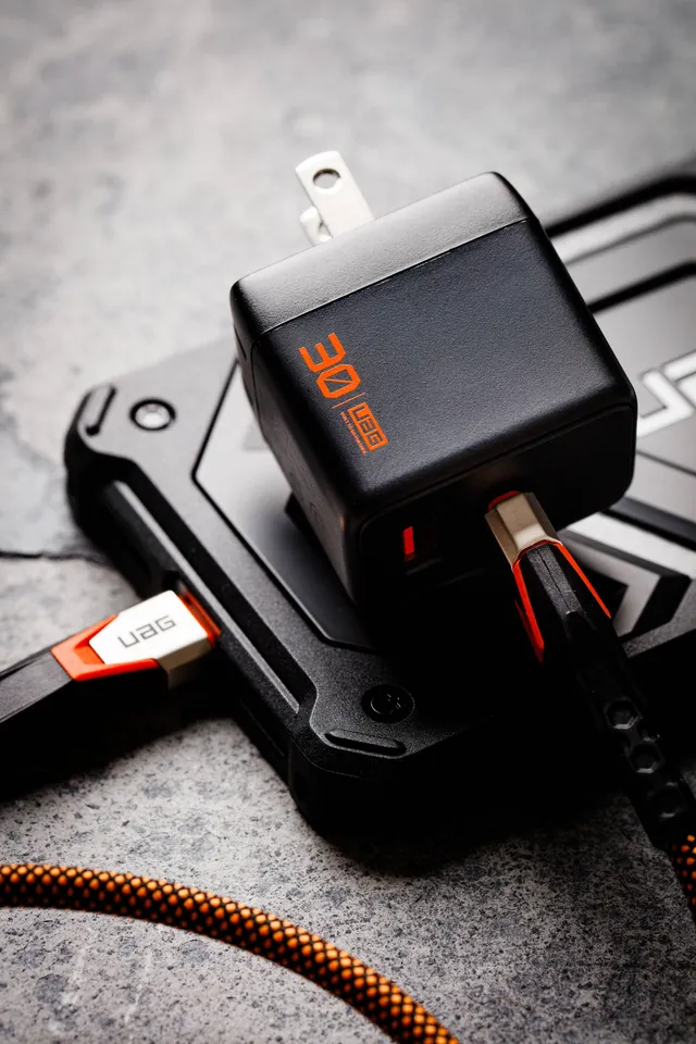 uag-srge-30w-usb-c-ladeger-t-2-port-gan-schnellladen-us image 1