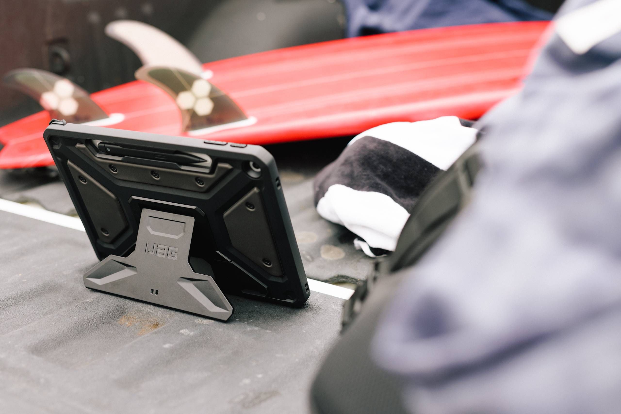 uag-metropolis-se-h-lle-surface-pro-12-1-gen-mit-st-nder image 1