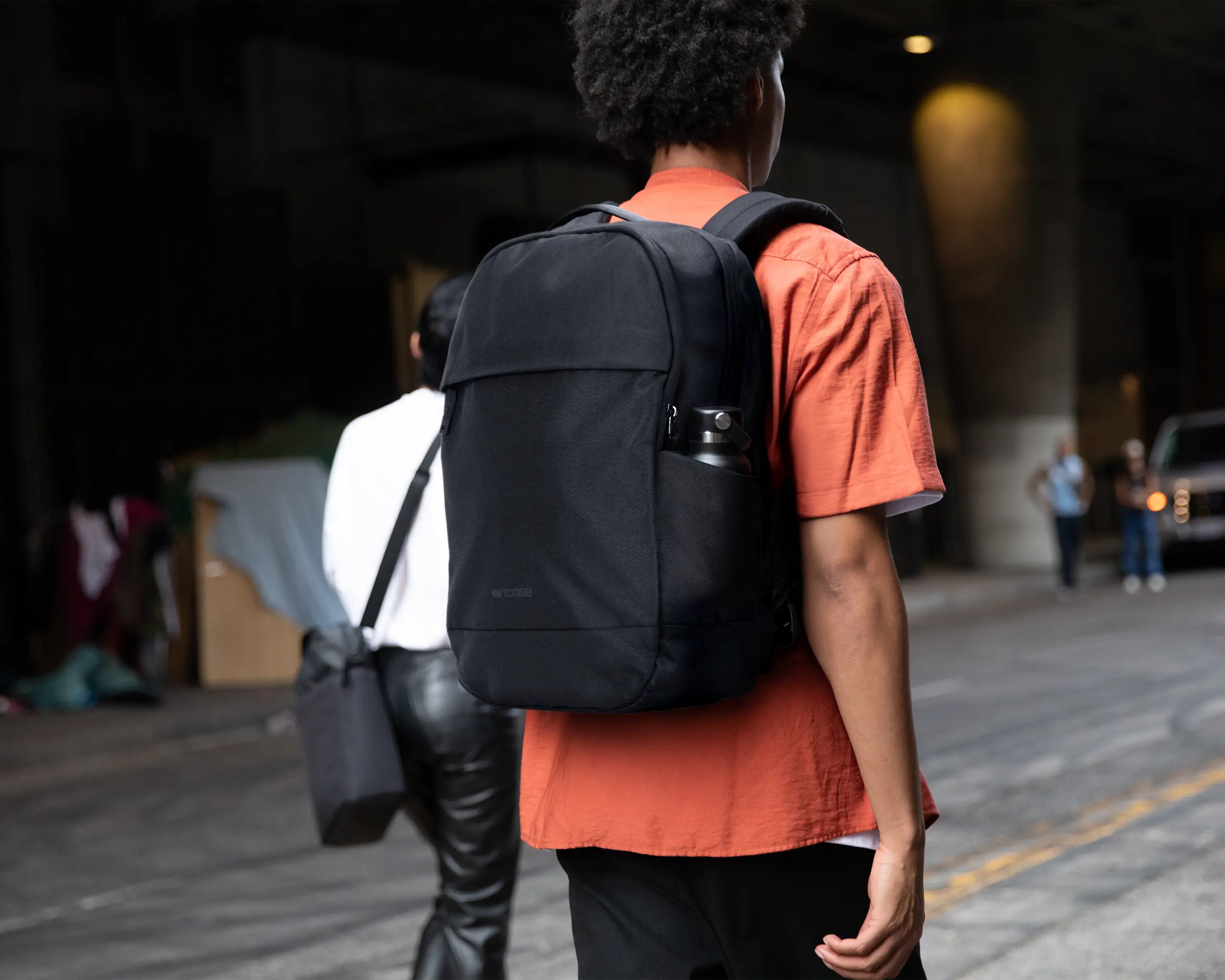 incase-shift-rucksack-25l-daypack-laptopfach-schwarz image 2