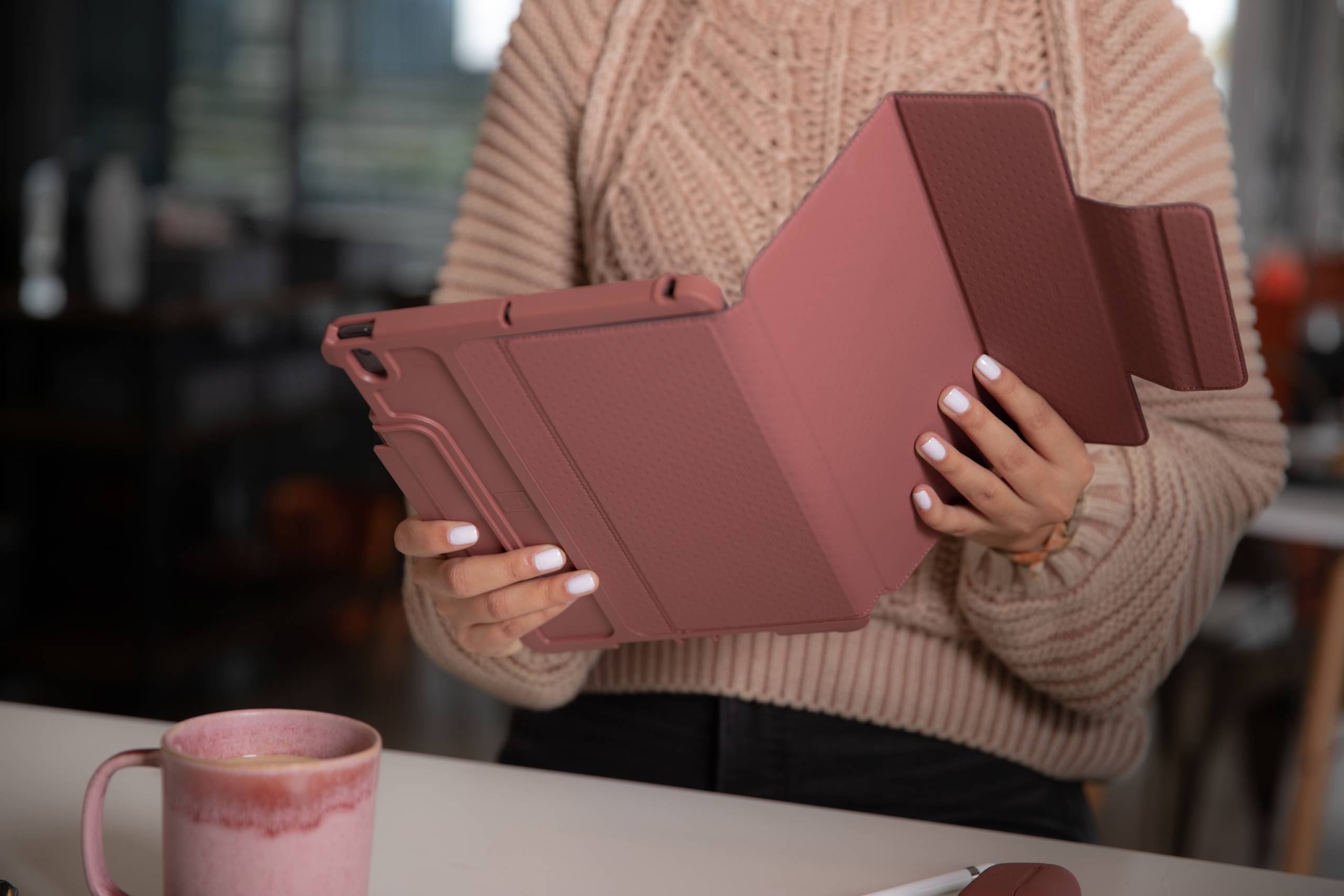 uag-dot-ipad-10-2-7-gen-2019-folio-h-lle image 4