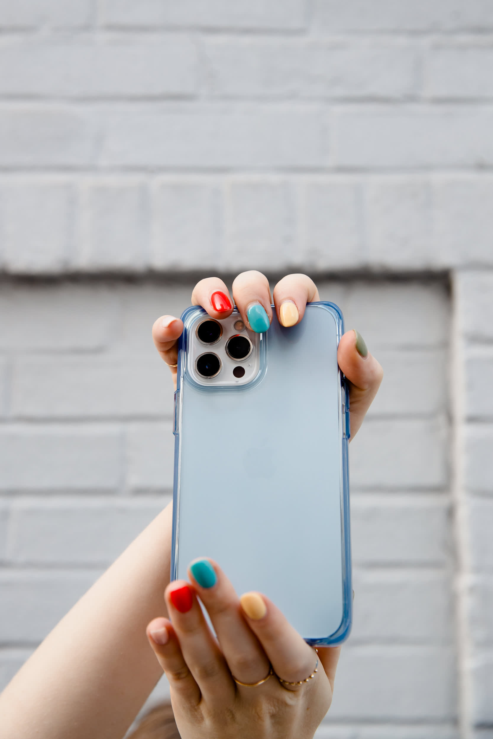 uag-mouve-iphone-12-pro-h-lle-matt-transparent-leicht image 3